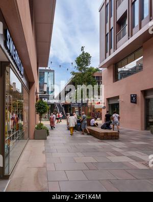 Istanbul, Turchia - 31 agosto 2022: Passaggio interno a Galatport, uno sviluppo di uso misto situato lungo la riva dello stretto del Bosforo, nel distretto di Karakoy Foto Stock