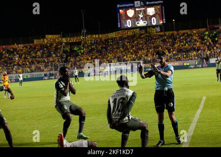 Quito, Ecuador - Ligapro finale 2022 Aucas vs Barcellona SC. I giocatori di Barcellona discutono con l'arbitro di un potenziale colpo di penalità prima di controllare il VAR Foto Stock