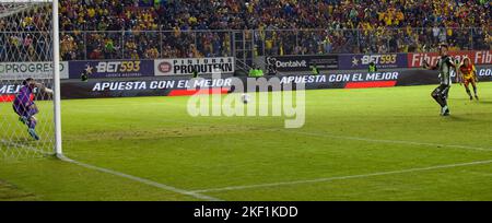 Quito, Ecuador - Ligapro finale 2022 Aucas vs Barcellona SC. Damian 'Kitu' Diaz spara il colpo di penalità fallito salvato da Hernan Galindez Foto Stock