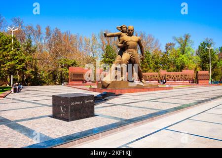 Tashkent, Uzbekistan - 11 aprile 2021: Monumento del coraggio o Muzhestvo Monumento, dedicato ai costruttori salvatori ricostruzione Tashkent dopo 1966 cad Foto Stock