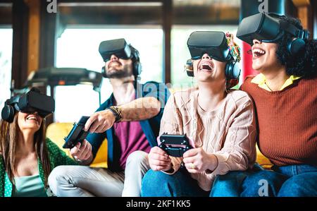 I compagni di stanza si divertono con il visore vr a casa - realtà virtuale e concetto di gioco metaverse con i giovani che si divertono con i videogiochi 3D Foto Stock