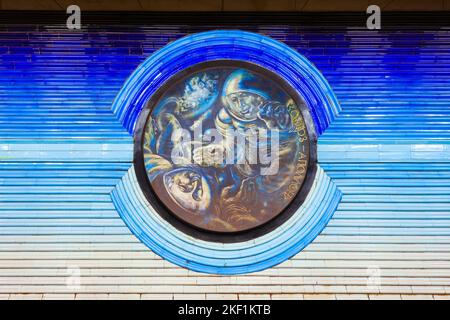 Tashkent, Uzbekistan - 11 aprile 2021: Kosmonavtlar interno, una stazione della metropolitana Tashkent in Uzbekistan Foto Stock