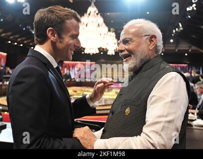 Nusa Dua, indonesiano. 15th Nov 2022. Nusa Dua, indonesiano. 15 Novembre 2022. Il primo ministro indiano Narendra modi, a destra, saluta il presidente francese Emmanuel Macron prima dell'inizio della sessione del vertice dei leader del G20, il 15 novembre 2022, a Bali, Indonesia. Credit: Ufficio stampa/PIB Photo/Alamy Live News Foto Stock