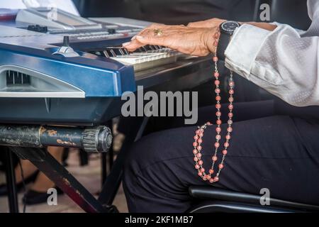 Salvador, Bahia, Brasile - 26 maggio 2016: Ritratto chiuso di una mano che suona il pianoforte in omaggio a Cristo corpus, nella città di Salvador, Brasile. Foto Stock