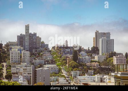 Gli edifici intorno a Lombard strada con la nebbia sulla strada. San Francisco, California, Stati Uniti d'America. Foto Stock