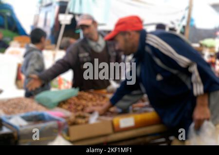 sfondo astratto sfocato di un mercato berbero settimanale a amizmiz marrakech Foto Stock