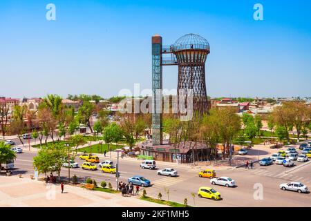 Bukhara, Uzbekistan - 16 aprile 2021: La torre dell'acqua di Bukhara o la torre di Shukhov si trova di fronte alla fortezza di Arca nella città di Bukhara, Uzbekistan Foto Stock