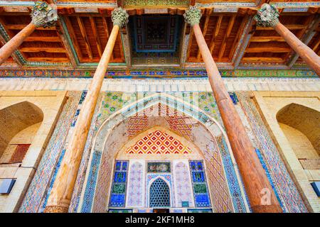 Bukhara, Uzbekistan - 16 aprile 2021: Bolo Haouz decorazione sfondo. La Moschea di Bolo Khauz si trova di fronte alla fortezza Ark a Buk Foto Stock