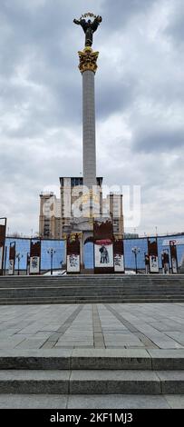 Uno scatto verticale del Monumento all'Indipendenza a Maidan Nezalezhnosti. Kiev, Ucraina. Foto Stock