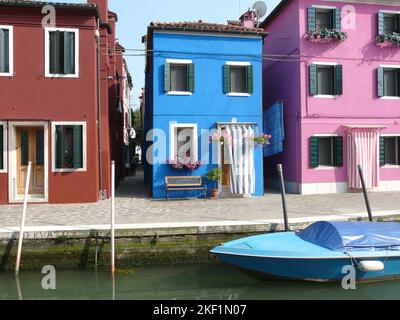 Tre case colorate a Burano, Italia Foto Stock