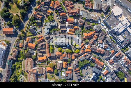 Vista aerea, Evang. St.-Georgs-Kirche, pittoresco centro storico, tetti rossi, Hattingen, Ennepe-Ruhr quartiere, Zona della Ruhr, Renania settentrionale-Vestfalia, Germania, O. Foto Stock