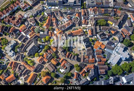 Vista aerea, Evang. St.-Georgs-Kirche, pittoresco centro storico, tetti rossi, Hattingen, Ennepe-Ruhr quartiere, Zona della Ruhr, Renania settentrionale-Vestfalia, Germania, O. Foto Stock