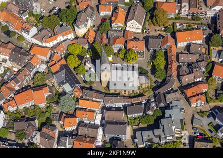 Vista aerea, Evang. St.-Georgs-Kirche, pittoresco centro storico, tetti rossi, Hattingen, Ennepe-Ruhr quartiere, Zona della Ruhr, Renania settentrionale-Vestfalia, Germania, O. Foto Stock