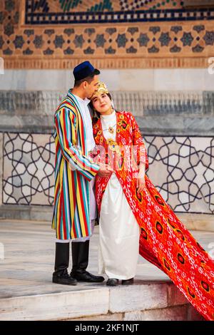 Samarcanda, Uzbekistan - 18 aprile 2021: Sposa e sposo in abiti tradizionali uzbeki nella città antica della Regione, Samarcanda in Uzbekistan Foto Stock