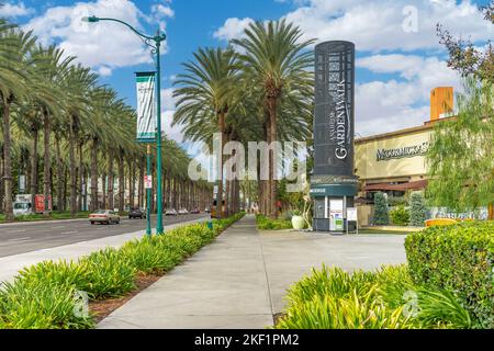 Anaheim, CA, USA – 2 novembre 2022: Vista sulla strada di Katella Avenue con palme e sul Garden Walk di Anaheim situato nell'Anaheim Resort Distri Foto Stock