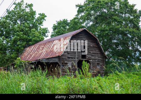 bel vecchio fienile in campagna in un giorno d'estate Foto Stock