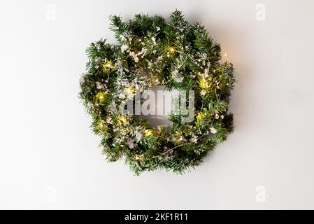 semplice corona di natale con ghirlanda su sfondo bianco. Foto Stock