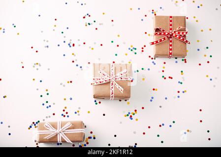 Piatto con confezione regalo confezionata in carta artigianale Foto Stock