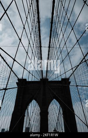 Ponte di Brooklyn, New York, primo piano dei cavi che sostengono il ponte e dettagli architettonici senza tempo. Foto Stock