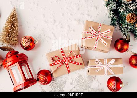 Set regalo di Capodanno e Natale con decorazione a pallina rossa Foto Stock