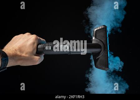 Umidificatore dell'aria con vapore sul tavolo vicino a. finestra e  radiatore di riscaldamento in soggiorno o camera da letto Foto stock - Alamy