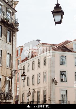 Bella vista sulla strada di architettura storica di Lisbona, Portogallo, Europa Foto Stock