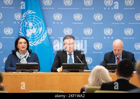 Maria-Francesca Spatolisano, Ib Petersen, John Wilmoth hanno tenuto una conferenza stampa il giorno di 8 miliardi di dollari presso la sede delle Nazioni Unite a New York il 15 novembre 2022. Il 15 novembre 2022 le Nazioni Unite hanno dichiarato ufficialmente che il mondo ha raggiunto i 8 miliardi di abitanti. I funzionari delle Nazioni Unite hanno dichiarato che la rapida crescita della popolazione umana è una testimonianza dei risultati conseguiti nel campo della sanità pubblica e della medicina. Allo stesso tempo, la crescita della popolazione mondiale sta rallentando, soprattutto nei paesi sviluppati, e si concentra soprattutto nei paesi più poveri. (Foto di Lev Radin/Sipa USA) Foto Stock