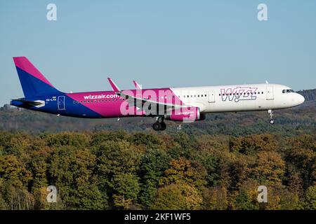 Hungarian Wizz Air Airbus A321-200 con registrazione ha-LTH in finale per la pista 14L dell'aeroporto di Colonia/Bonn Foto Stock