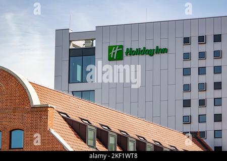 BOLOGNA, ITALIA - 30 LUGLIO 2022: Holiday Inn hotel building nel centro di Danzica, Polonia con edificio in mattoni rossi Foto Stock