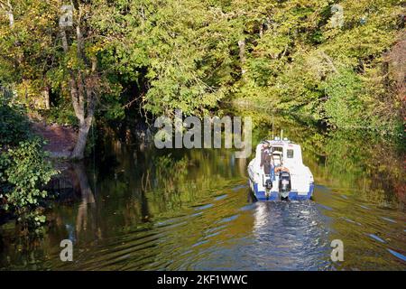 Lancio della polizia sul fiume Wensum a Norwich, visto da Bishop Bridge Foto Stock