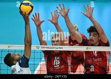 Praga, Repubblica Ceca. 15th Nov 2022. L-R Ricardo Lucarelli Santos de Souza di Piacenza e Jakub Janouch e Fynn McCarthy di LVI e in azione durante la CEV Volleyball Cup 1st partita LVI Praha vs Piacenza a Praga, Repubblica Ceca, 15 novembre 2022. Credit: Michal Kamaryt/CTK Photo/Alamy Live News Foto Stock