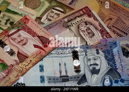 Arabia Saudita riyals la raccolta di banconote in denaro di diversi tempi e valori è caratterizzata da ritratti di al Saud re dell'Arabia Saudita, focus selettivo di SA Foto Stock