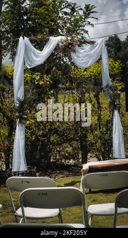 oggetti decorativi sul tavolo da matrimonio come souvenir Foto Stock