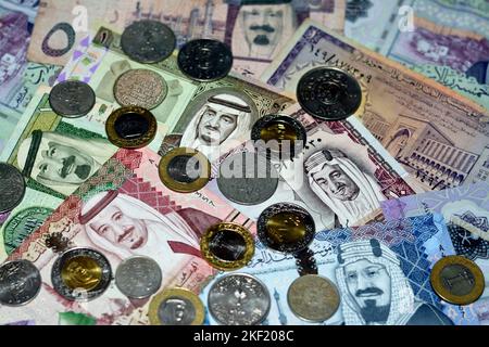 Arabia Saudita riyals banconote e monete la collezione di diversi tempi e valori è caratterizzata da ritratti di al Saud re dell'Arabia Saudita, ret vintage Foto Stock