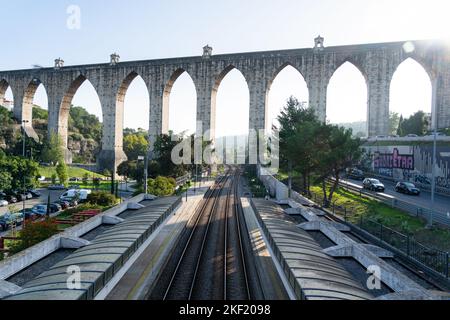 L'acquedotto di Aqueduto das Águas Livres passa 65m m sopra la Valle dell'Alcantara in questa sezione più suggestiva della sua lunghezza di 14km m, Lisbona, Portogallo. Foto Stock