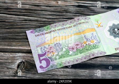Retro del nuovo polimero 5 SAR cinque Arabia Saudita riyals cash money banconote serie 1441 AH 2020 presenta un campo di fiori, selettivo foc Foto Stock