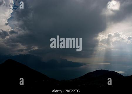 Dramatischer und spektakulärer Blick auf den Genfersee vom col de Jaman Foto Stock