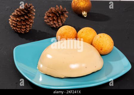 Frittelle e cudards sono deliziose combinazioni di cibo tradizionale colombiano. Foto Stock