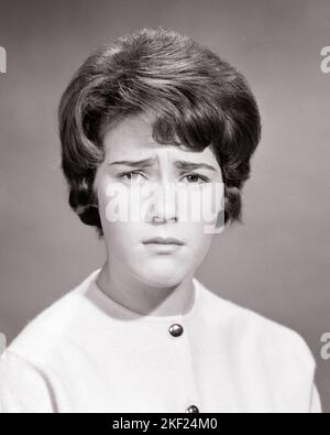 1960S RAGAZZA RITRATTO CON INFELICE PREOCCUPATO ESPRESSIONE FACCIALE GUARDANDO LA FOTOCAMERA SOLCATA FRONTE - G1156 HAR001 HARS COPY SPAZIO PERSONE PENSIEROSO ADOLESCENTE RAGAZZA ESPRESSIONI TURBATO B & W INTERESSATO TRISTEZZA OCCHIO CONTATTO UMORE CONCETTUALE GLUM ELEGANTE ADOLESCENTE SINCERO SOLCATO SOLENNE FRONTE FOCALIZZATO INTENSO GIOVANILE MISERABILE BIANCO E NERO ATTENTO CAUCASICO ETNICITÀ SERIO HAR001 INTENTO VECCHIO STILE Foto Stock