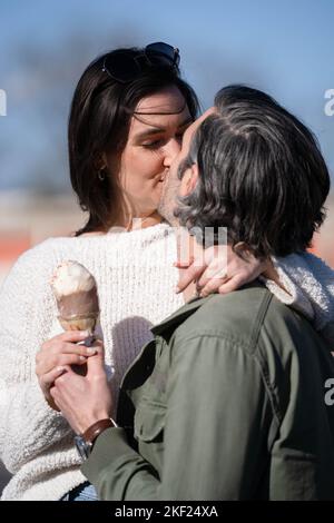 Un paio in un appuntamento con un gelato. Foto Stock