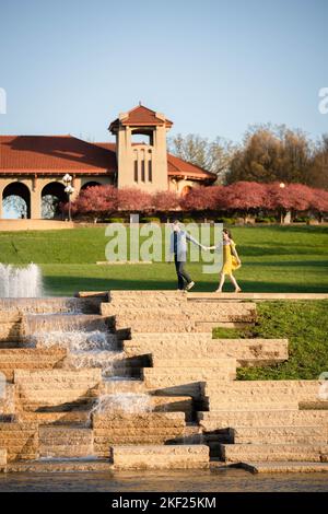 Romantiche coppie ballano ed esplorano il Forest Park, St. Louis al World's Fair Pavilion Foto Stock