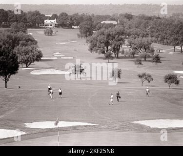 1960S VISTA SOPRAELEVATA DEL COUNTRY CLUB CAMPO DA GOLF GOLFISTI E CADDY A PIEDI VERDE - G631 HAR001 HARS GOLFISTI TEMPO LIBERO E PA RICREAZIONE FAIRWAY COMMONWEALTH CONCETTUALE ELEVATO KEYSTONE STATE LINKS WHITEMARSH CADDY PERICOLI SABBIA TRAPPOLE STAGIONE VISTA AEREA BIANCO E NERO CAMPO DA GOLF HAR001 VECCHIO STILE Foto Stock