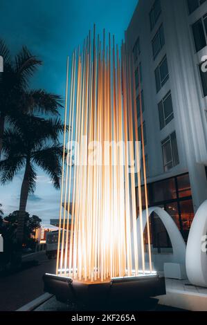 Una magnifica opera d'arte, una scultura fatta di tubi illuminati in verticale, imitando una fontana, di notte in Silver Spring, Maryland Foto Stock