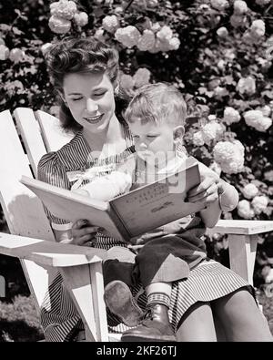 1940S MADRE BRUNA SEDUTA IN SEDIA ADIRONDACK IN GIARDINO BAMBINO BAMBINO BAMBINO SEDUTO IN GREMBO LEGGENDO UN LIBRO PER BAMBINI - J10396 HAR001 HARS VECCHIO MODO 1 GIOVANE STILE COMUNICAZIONE GIOVANE ADULTO PACE INFORMAZIONI FIGLI FAMIGLIE GIOIA STILE DI VITA SODDISFAZIONE PARENTING FEMMINE RURALE HOME VITA COPIA SPAZIO AMICIZIA MEZZA LUNGHEZZA SIGNORE PERSONE ISPIRAZIONE MASCHI CURA ADIRONDACK B&W LAP BRUNETTE AVVENTURA SCOPERTA ECCITAZIONE HAIRSTYLE LOW ANGLE IMMAGINAZIONE DEI BAMBINI MATERNITÀ BAMBINO COOPERAZIONE CRESCITA GIOVANI MAMME TOGETHERNESS GIOVANE DONNA ADULTA NERO E BIANCO CAUCASICO ETNIA HAR001 Foto Stock