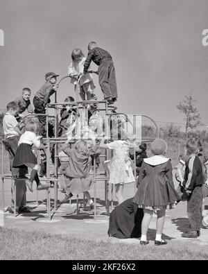 1950S GRANDE GRUPPO DI RAGAZZI E RAGAZZE DELLA SCUOLA DI GRADO CHE SI ARRAMPICANO SUL PARCO GIOCHI PALESTRA GIUNGLA DURANTE LA PAUSA SCOLASTICA - J3942 HAR001 HARS SCUOLE DI GRADO ATTIVITÀ FELICITÀ TESTA FISICA E SPALLE AVVENTURA FORZA E ECCITAZIONE RECESS RICREAZIONE PRIMARIA CONNESSIONE FLESSIBILITÀ MUSCOLI GRADO SCUOLA CRESCITA PARCHI GIOCHI RELAX BIANCO E NERO ETNICITÀ CAUCASICA HAR001 GIUNGLA PALESTRA VECCHIO STILE Foto Stock