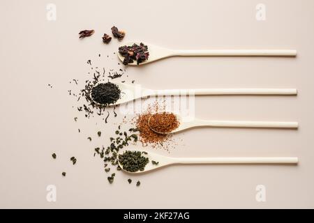 Varietà di foglie di tè secco su sfondo chiaro. Foto Stock