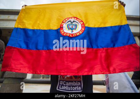 Bogota, Colombia. 15th Nov 2022. I sostenitori del Pro-Governo sfilano per i primi 100 giorni del governo di sinistra di Gustavo Petro in carica, a Bogotà, Colombia, il 15 novembre 2022. Photo by: Chepa Beltran/Long Visual Press Credit: Long Visual Press/Alamy Live News Foto Stock