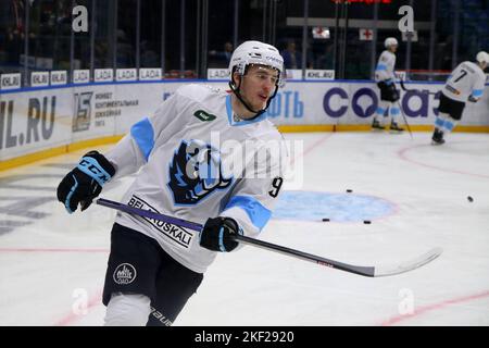 San Pietroburgo, Russia. 15th Nov 2022. Dinamo Hockey Club giocatore, Sergey Sapego (No.9) visto in azione durante la Kontinental Hockey League, stagione regolare KHL 2022 - 2023 tra SKA San Pietroburgo e Dinamo Minsk al Palazzo degli Sport di ghiaccio.(punteggio finale; SKA San Pietroburgo 7:2 Dinamo Minsk) credito: SOPA Images Limited/Alamy Live News Foto Stock