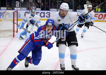 San Pietroburgo, Russia. 15th Nov 2022. Giocatore DI SKA Hockey Club, Marat Khutnutdinov (n° 22) e Dinamo Hockey Club, Dmitry Sokolov (n° 17) visto in azione durante la Kontinental Hockey League, stagione regolare KHL 2022 - 2023 tra SKA Saint Petersburg e Dinamo Minsk al Palazzo degli Sport di ghiaccio.(punteggio finale; SKA Saint Petersburg 7:2 Dinamo Minsk) credito: SOPA Images Limited/Alamy Live News Foto Stock