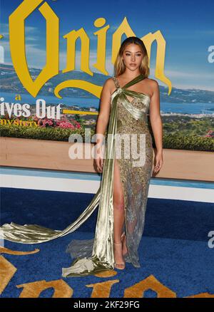 Los Angeles, California, Stati Uniti. 14th Nov 2022. Madelyn Cline partecipa alla prima di 'Glass Onion: A Knives out Mystery' all'Academy Museum of Motion Pictures il 14 novembre 2022 a Los Angeles, California. Credit: Jeffrey Mayer/JTM Photos/Media Punch/Alamy Live News Foto Stock